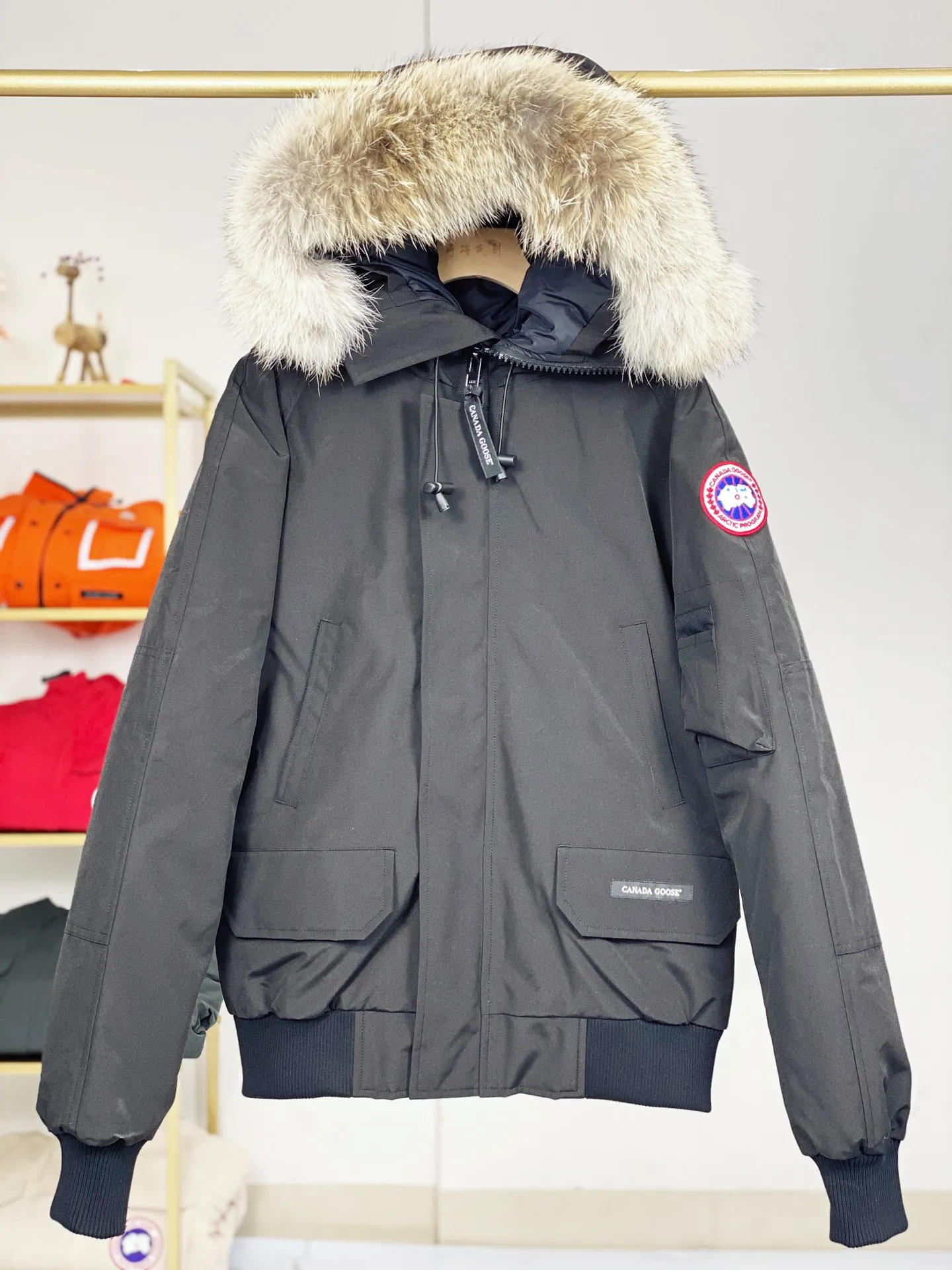 P780 Canada goose/Canada Goose Chilliwack 01 bomber jacket down jacket, authentic original clothing mold, all accessories are customized from the original factory. 💯The softness of the fabric is compared with the original product, and it can be restored by kneading at will (fabric misunderstanding: it is not a high-hardness fabric that is waterproof. Only those who buy the latest authentic version this year will notice the softness and comfort of the fabric) 💯The down is synchronized with the authentic white duck down, fluffy and not clumps, electronically controlled down filling machine. 💯Customized authentic YKK zipper pullers, high hardness and no jamming 💯The fur collar is custom-made from coyote skins in western Canada, the original version has the same origin 💯All workmanship and wiring are controlled by workers with more than ten years of service. They must be horizontal and vertical, and are not crooked. The inner wiring density is more sophisticated. Feel free to compare 💯Goose logo on sleeves, collar label, washed label, hangtag, zipper cord, pocket label, cuff thread, hem thread All details are updated simultaneously with the original product. The best version with the most complete colors. Sizes: XS-XXL (size chart attached below)